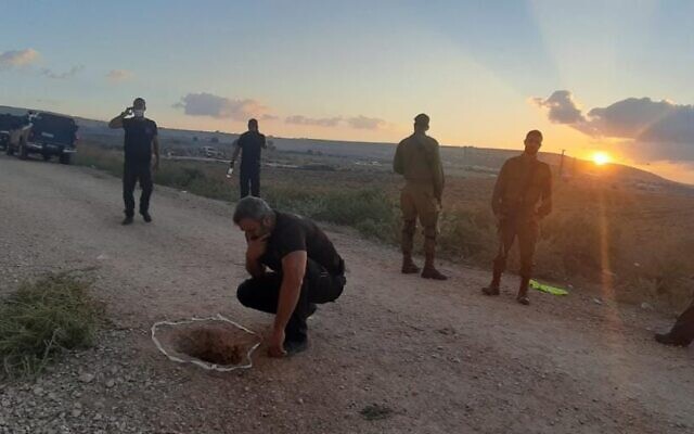 محققون يتفقدون الحفرة التي استخدمها ستة أسرى للفرار من سجن جلبوع
